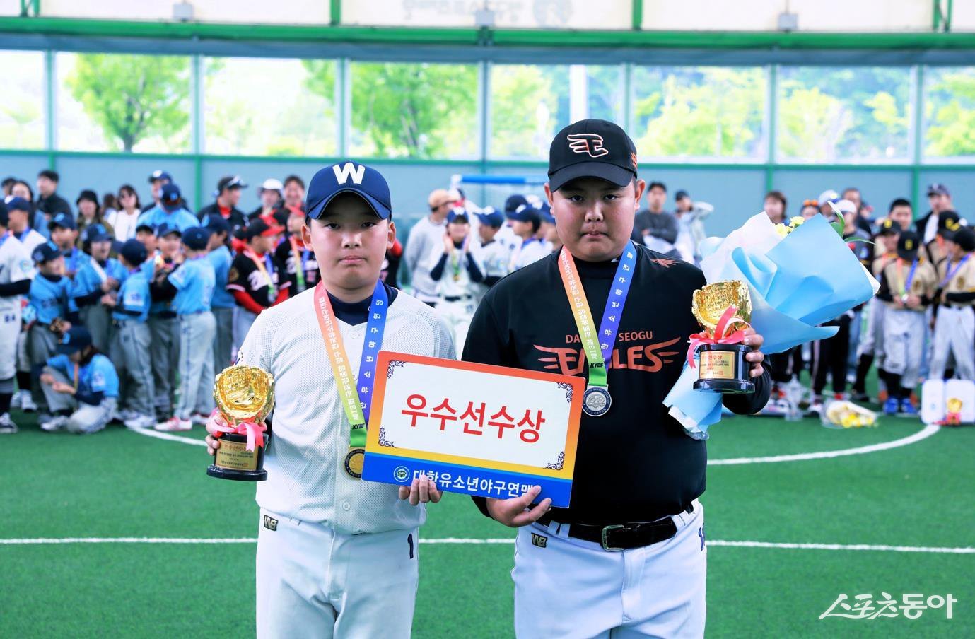 제13회 국토정중앙 양구 전국유소년야구대회에서 U-13 청룡 우수선수로 뽑힌 문현서(왼쪽))와 박도혁. 사진제공|대한유소년야구연맹