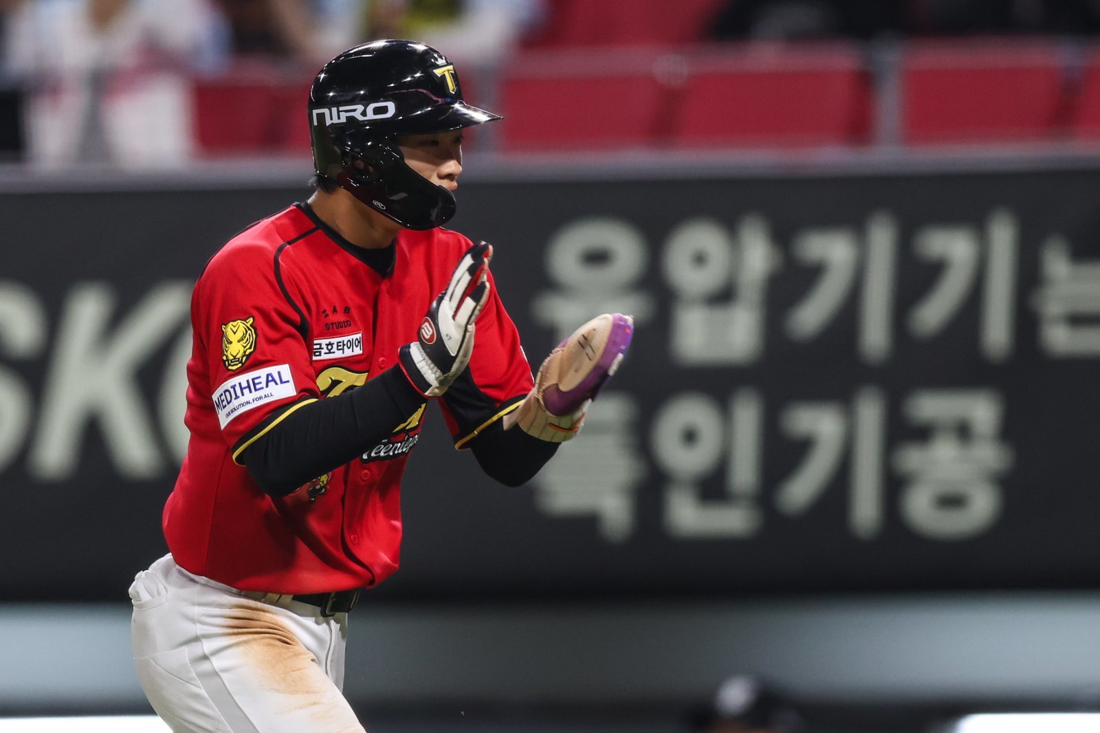 도영이 형 쉬어! 교타자 박재현의 ‘데뷔 첫 멀티포’로 승리에 앞장…나균안은 KIA전 8연패 [SD 사직 스타]