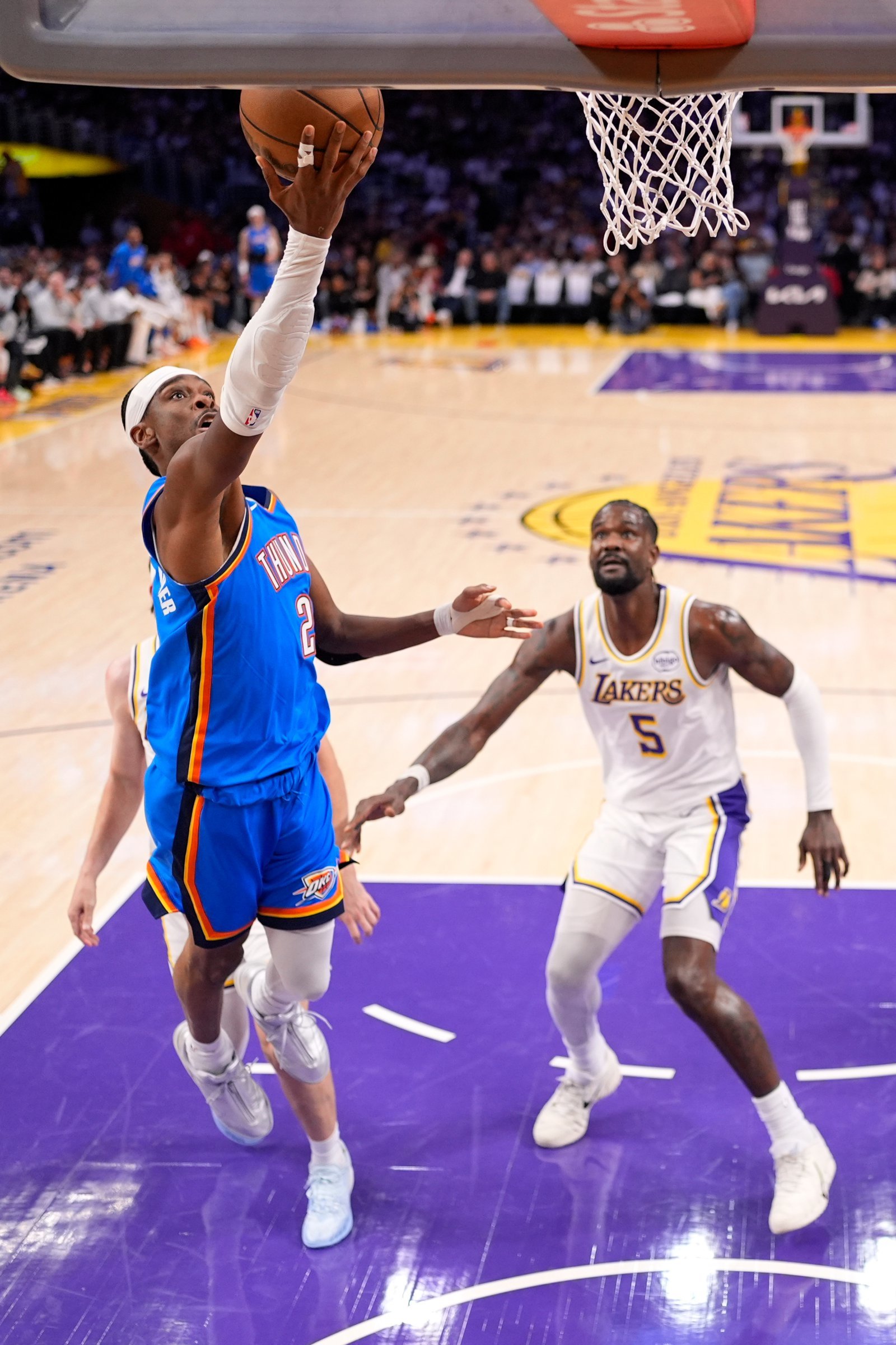 ‘미첼 24점+SGA 23점’ 뎁스의 힘 과시한 OKC, LA 레이커스 격파하고 NBA PO 7연승 질주…2년 연속 콘퍼런스 결승행 -1승