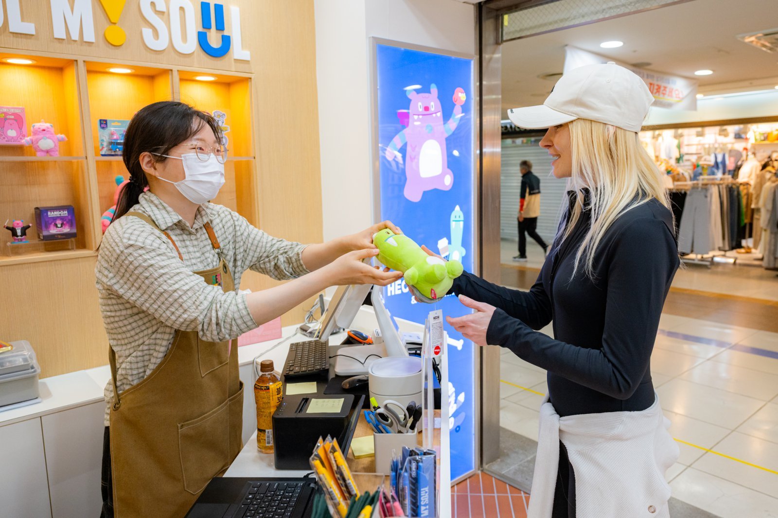 서울마이소울샵 강남역점에 방문한 외국인 관광객.       사진제공 ｜서울관광재단