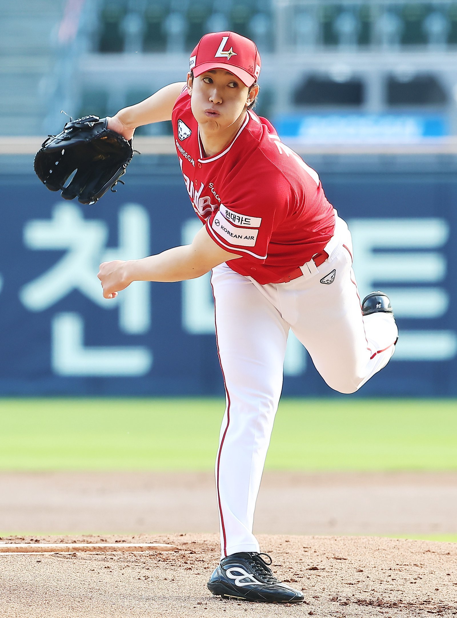 SSG 히라모토 긴지로가 10일 잠실 두산전서 투구하고 있다. 사진제공｜SSG 랜더스