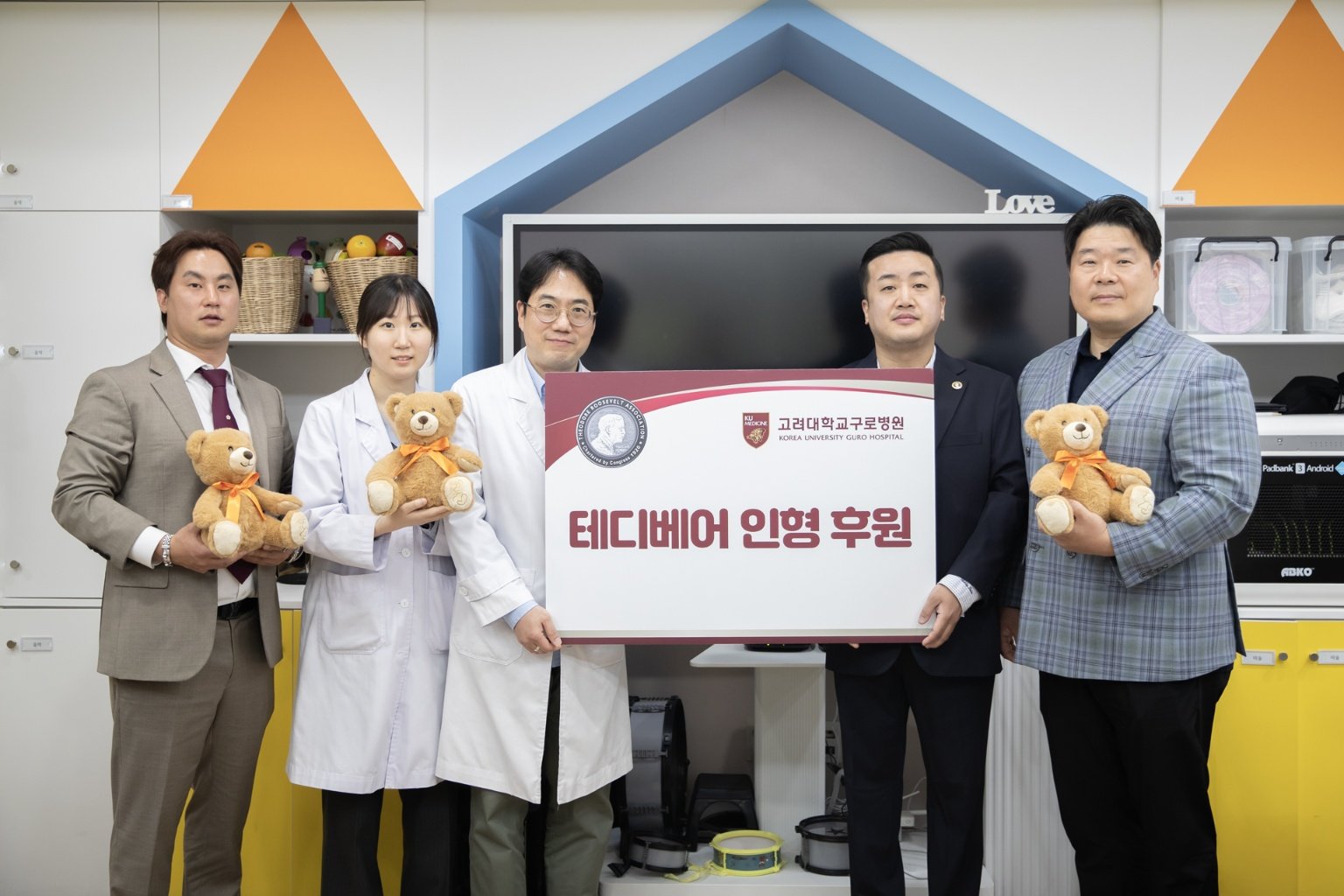 이종혁 태가비엠 대표가 고려대구로병원에 테디베어 인형을 기증한 뒤 포즈를 취하고 있다.   사진 제공: 태가비엠