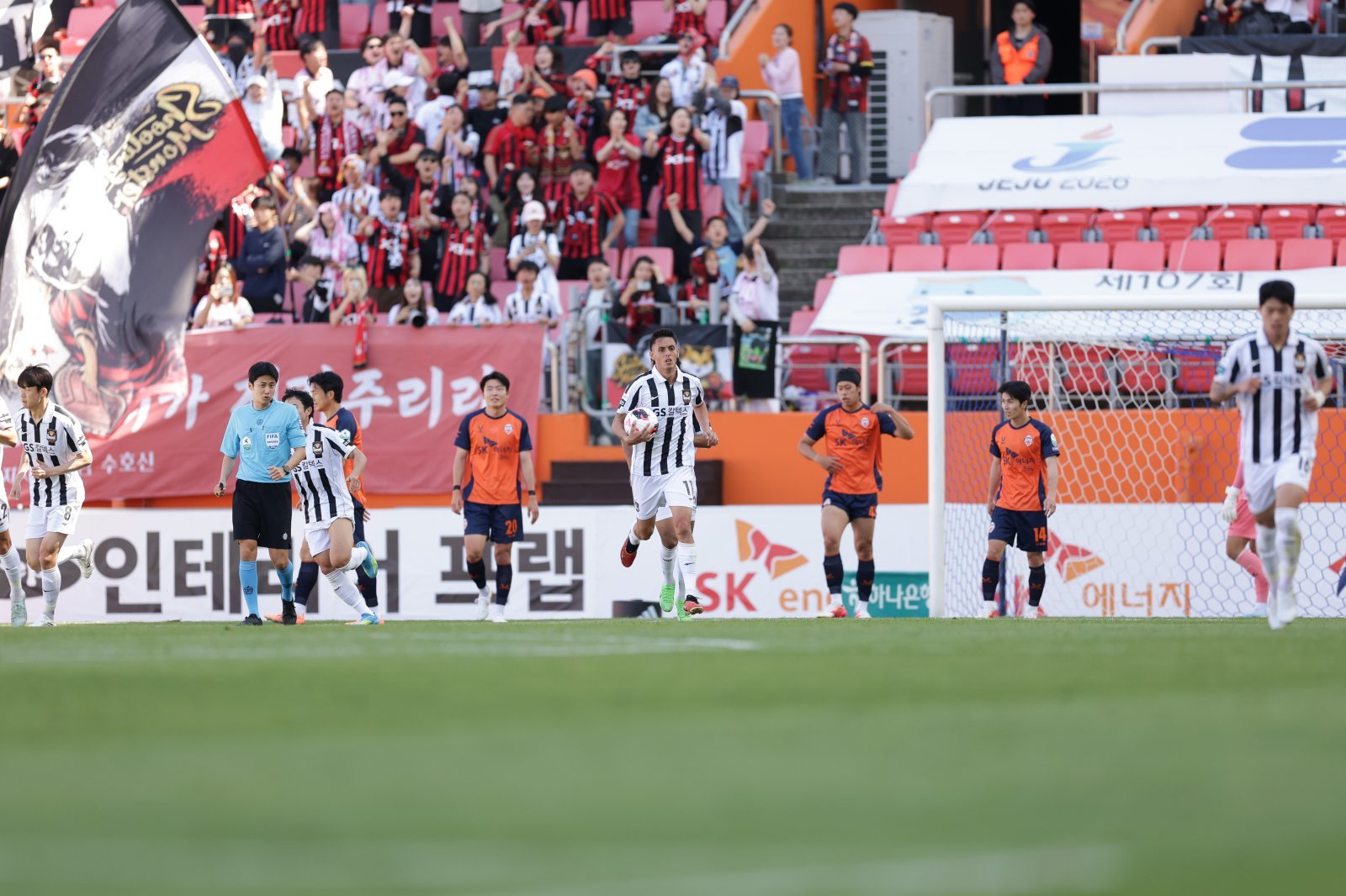 서울 후이즈(가운데)가 9일 제주와 원정경기서 만회골을 넣은 뒤 볼을 들고 하프라인으로 뛰어가고 있다. 사진제공｜한국프로축구연맹