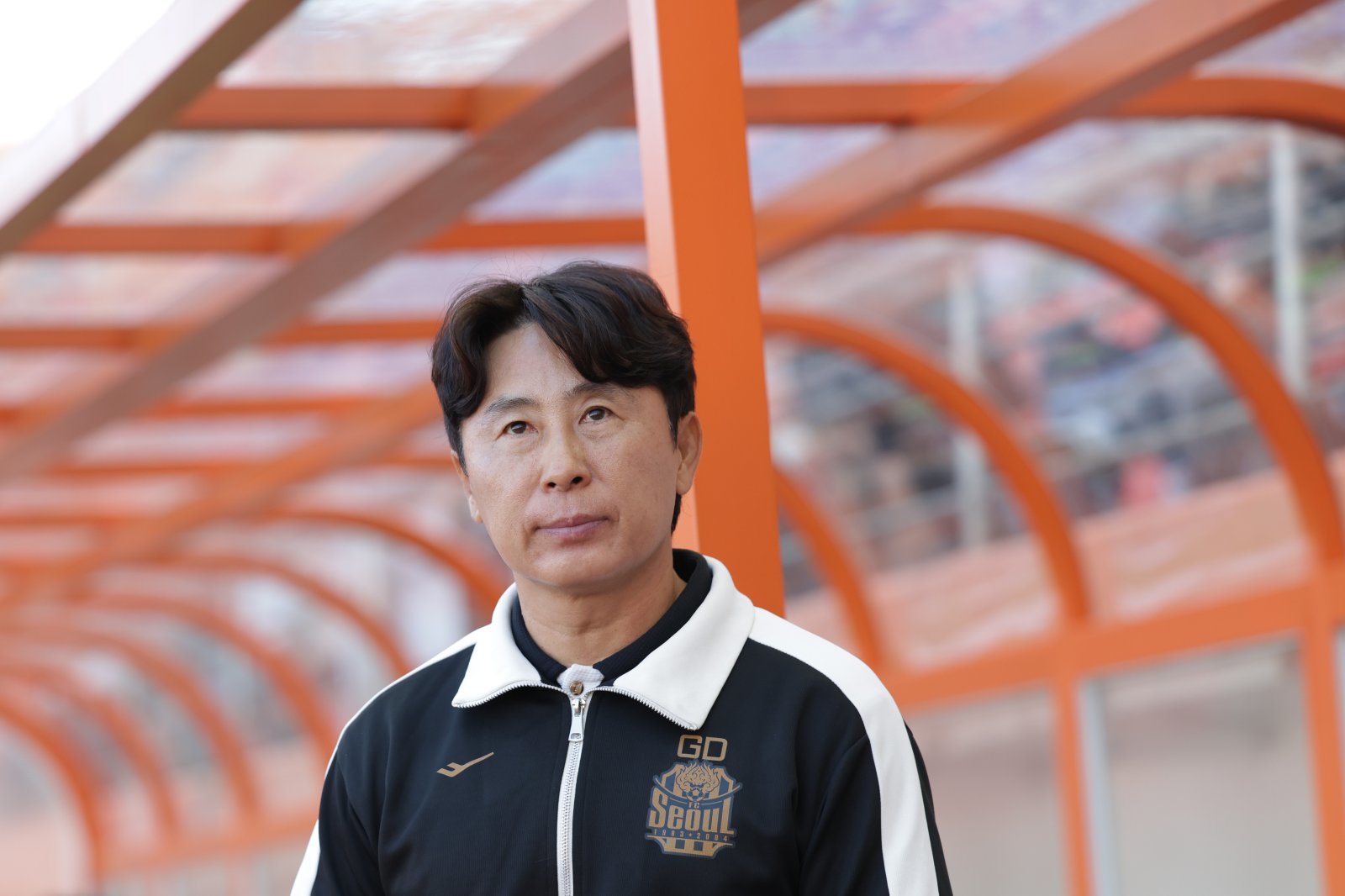 서울 김기동 감독이 9일 제주와 원정경기 도중 그라운드를 바라보고 있다. 사진제공｜한국프로축구연맹
