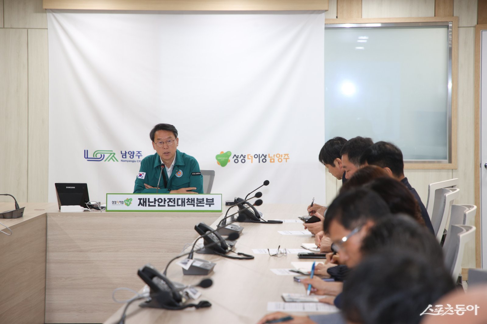 김상수 남양주시장 권한대행(윈쪽)이 업무지시를 하고있다.