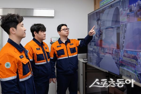 포항제철소 직원이 AI 모델이 적용된 AI CCTV를 통해 품질, 생산을 원격 점검하고 있는 모습. 사진제공ㅣ포스코