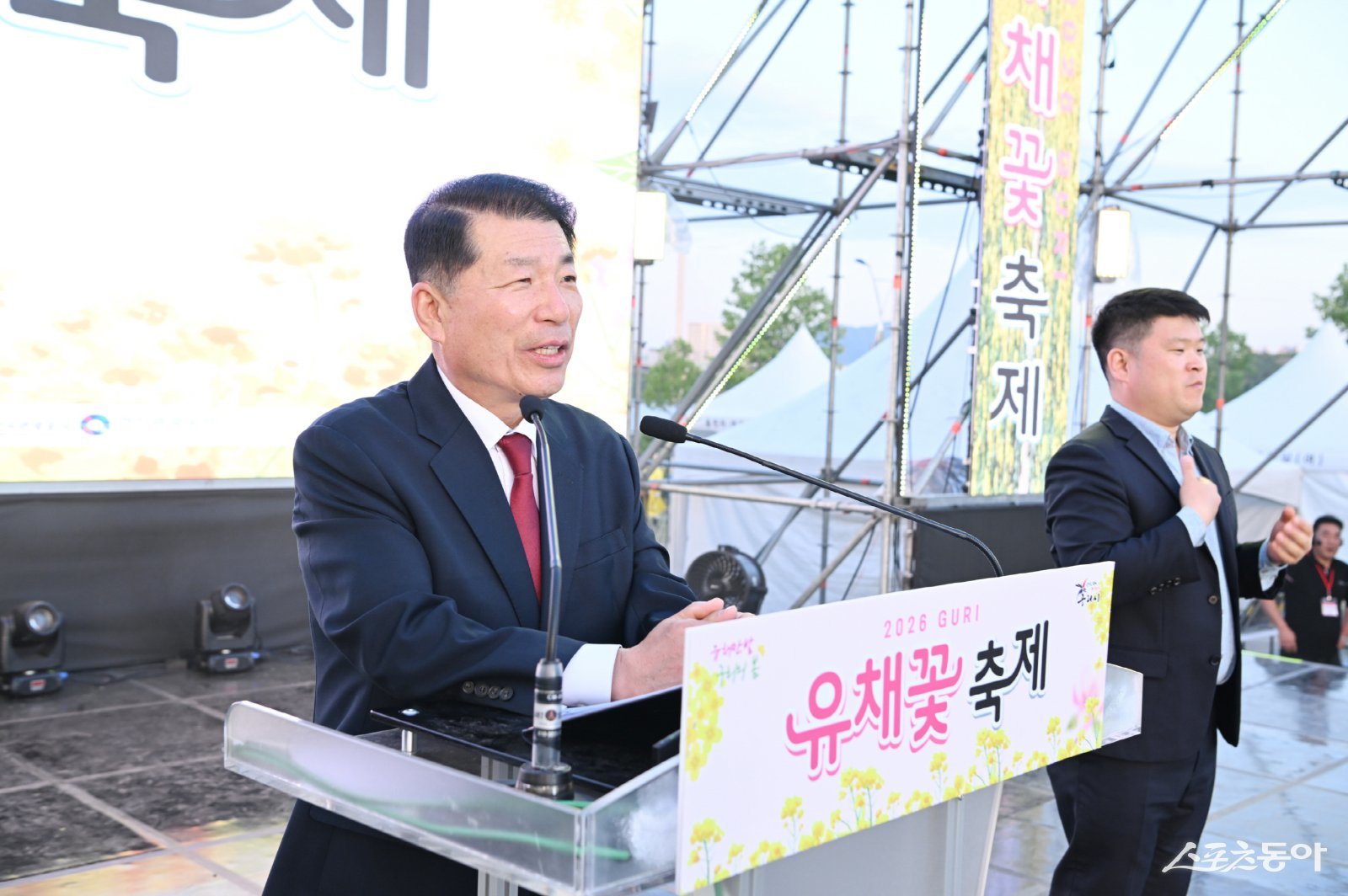 백경현 시장이 9일 구리한강시민공원에서 열린 ‘2026 구리 유채꽃 축제’에서 축사를 하고 있다. 