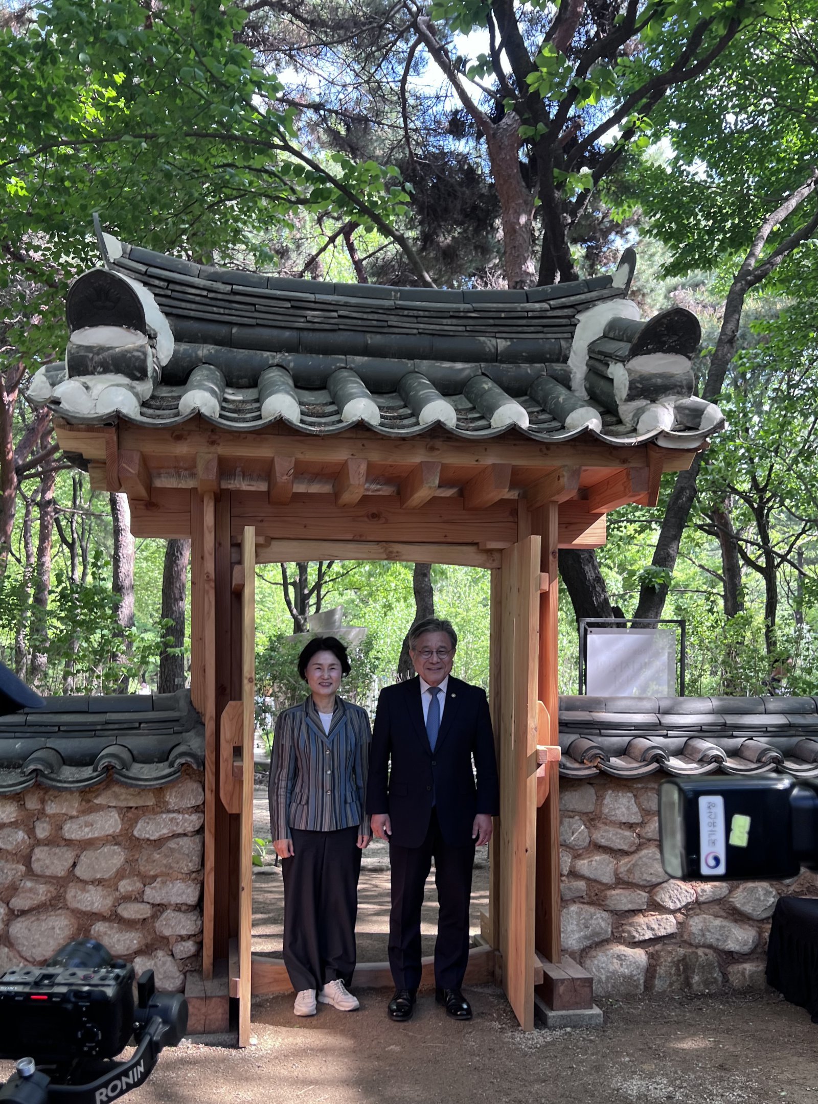 포토존이 된 K-헤리티지 정원에서 포즈를 취한 허민 국가유산청장(오른쪽)과 (주)클리오 한현옥 대표이사