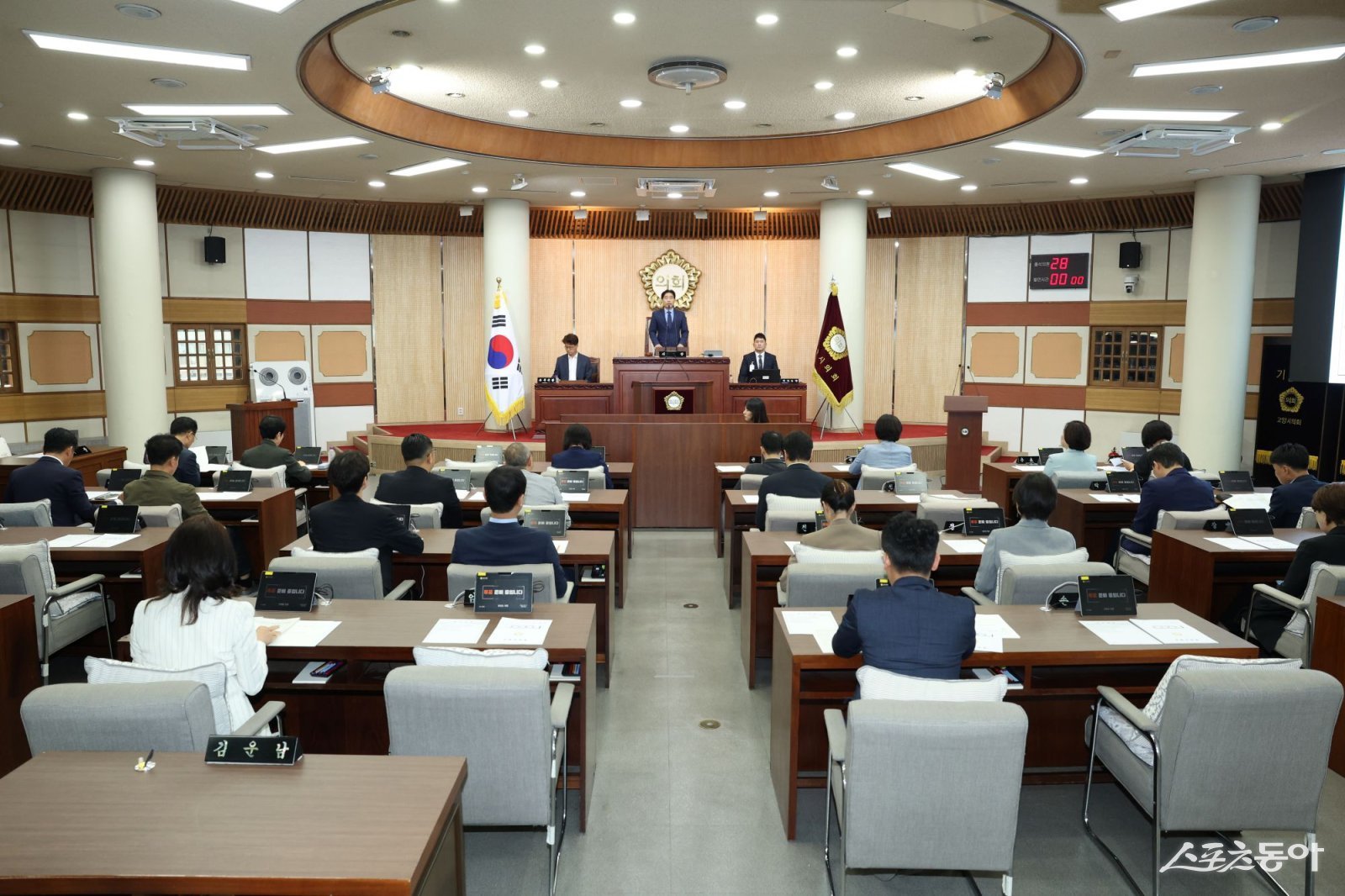 김운남 고양특례시의회 의장(가운데)은 11일 제303회 임시회를 열고있다. 