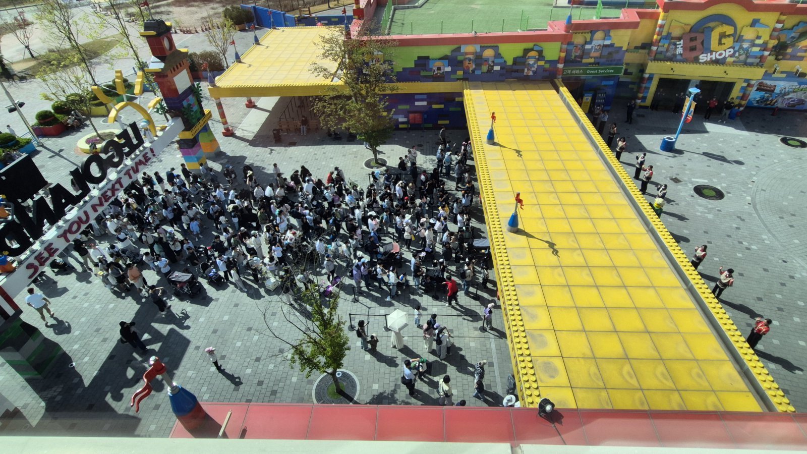 레고랜드 정문이 열리는 순간만을 기다리며 긴 줄을 선 사람들. 개장 시간이 임박하면 직원들이 나와 한 줄로 서서 손을 흔들며 고객 맞이를 시작한다.