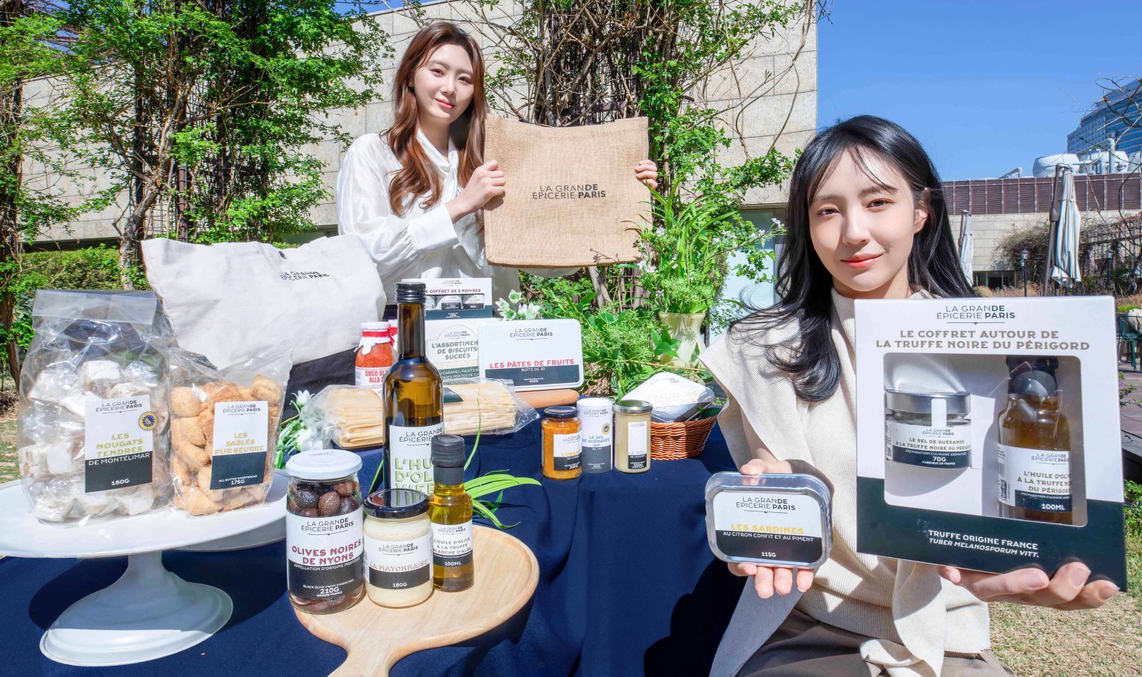 더현대 하이가 론칭 한 달 만에 신규 회원 수 23만 명, 누적 이용자 수 700만 명을 돌파하며 순항 중이다. ‘봉마르쉐’ 최고급 식품관인 ‘라 그랑드 에피세리’ 대표 상품을 소개하고 있는 모델들. 사진제공｜현대백화점