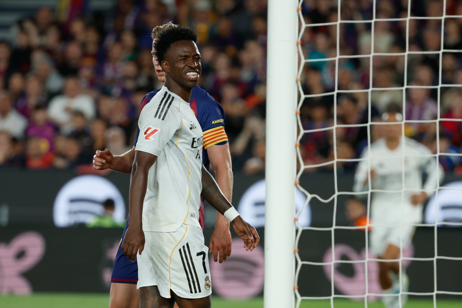 경기도 지고, 매너도 진 비니시우스…엘 클라시코서 바르샤 팬들에게 ‘UCL 15회 우승’ 손짓 취하며 비판 자초