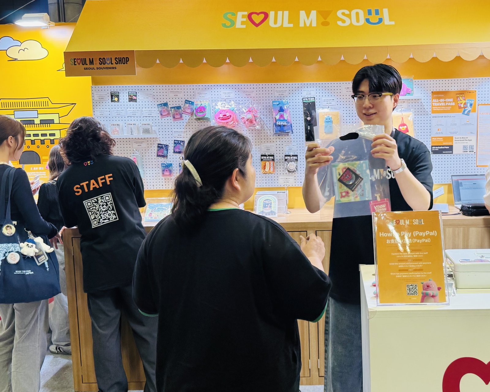 서울굿즈를 구매하는 외국인