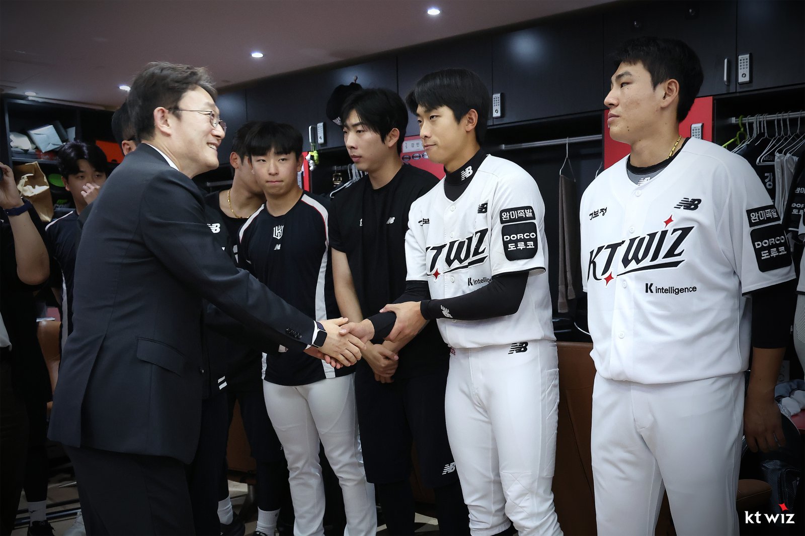 박윤영 KT 대표이사(왼쪽)가 12일 수원KT위즈파크를 찾아 선수들을 격려하는 모습. 사진제공|KT 위즈