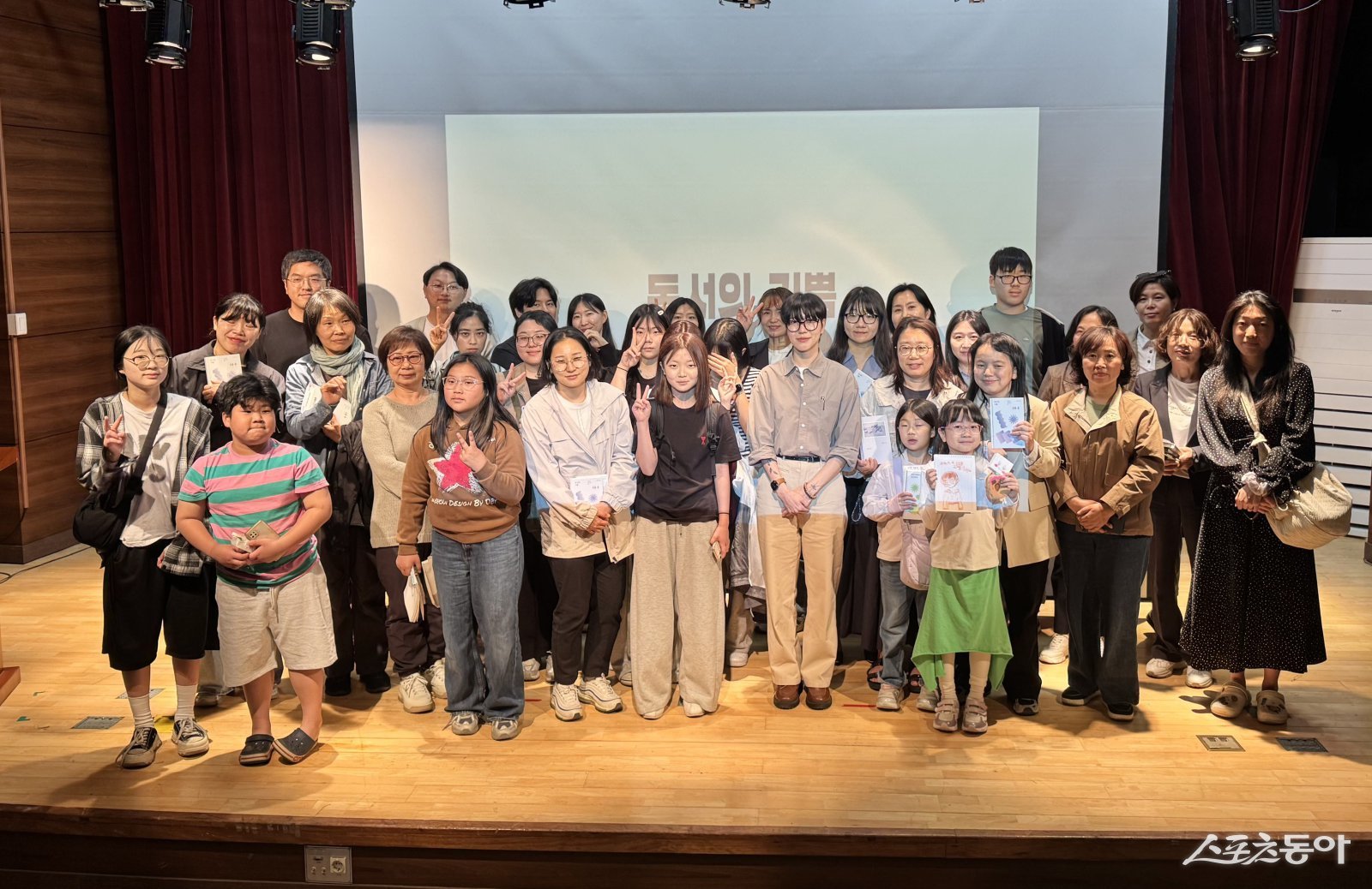 지난 9일 장흥청소년수련관 공연장에서 열린 ‘2026년 찾아가는 지혜의 숲 도민강좌’를 마치고 기념촬영을 하고 있다. 사진제공=장흥군