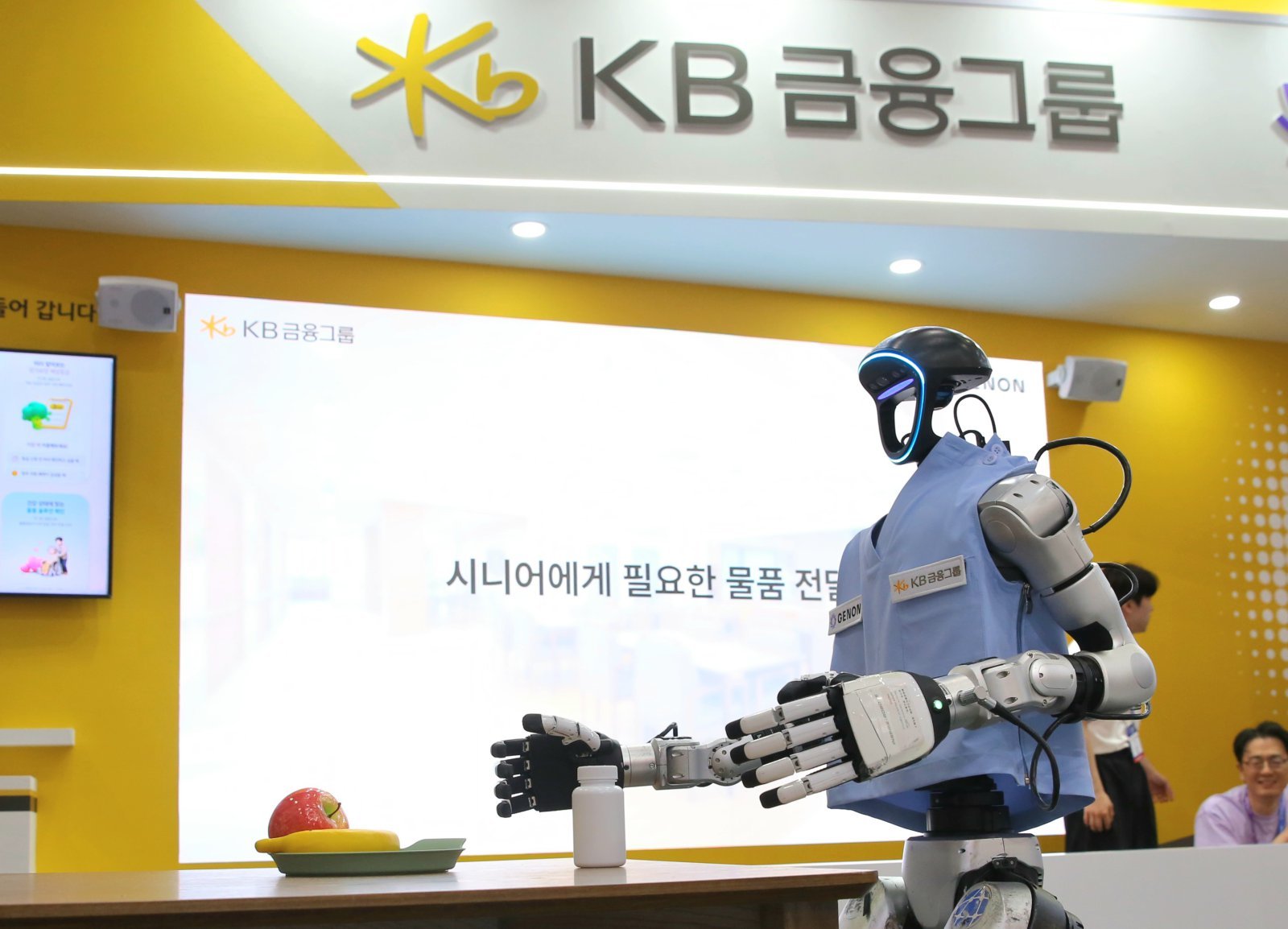 ‘AI 엑스포 코리아 2026’에서 라이브 시연을 하고 있는 시니어 돌봄 특화 휴머노이드 로봇 ‘젠피’. 사진제공|KB금융