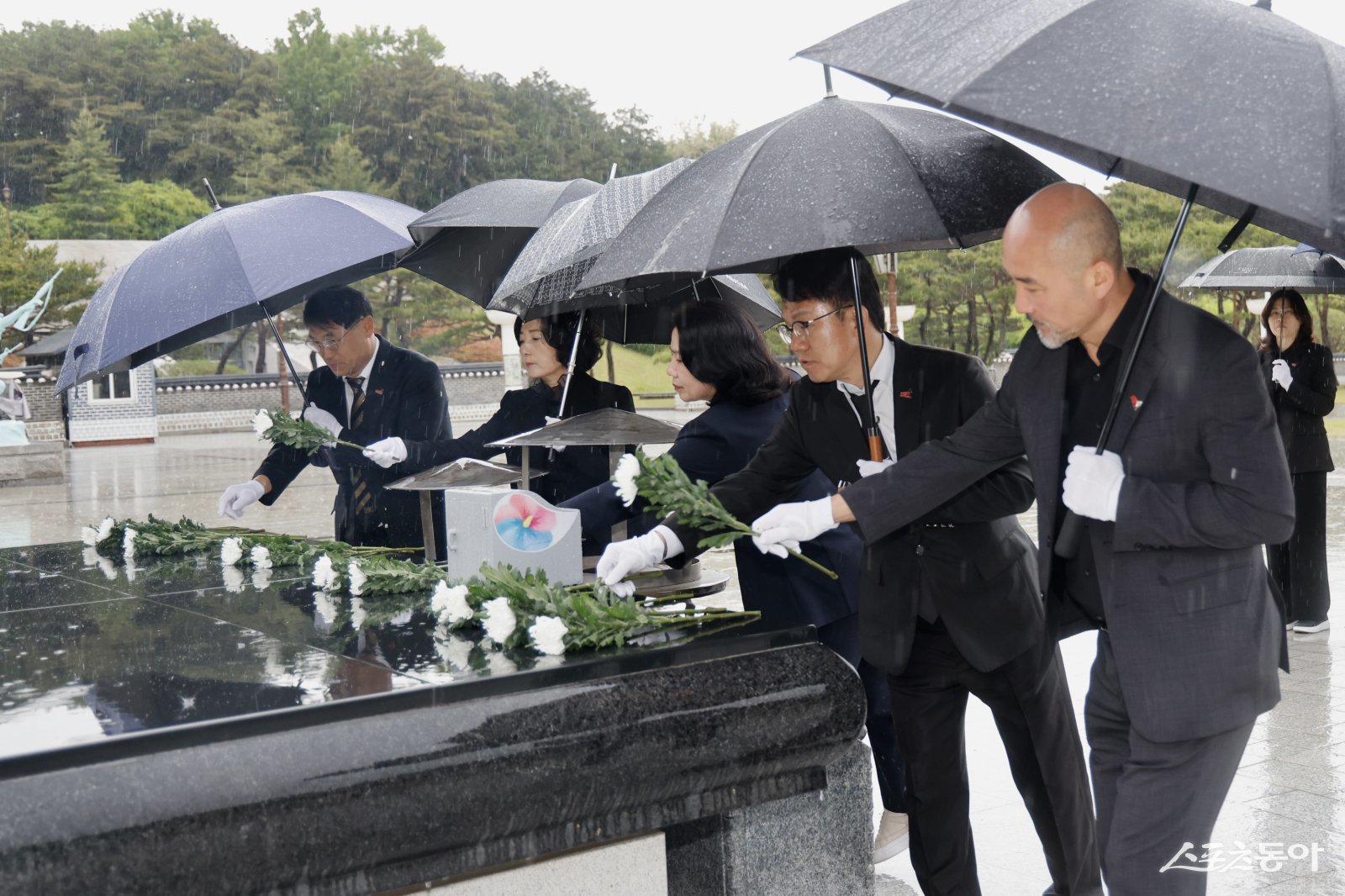 광주시교육청은 12일 최승복 교육감 권한대행을 비롯한 간부공무원들이 국립5·18민주묘지를 참배하며 1980년 5월 광주정신의 의미를 되새기는 시간을 가졌다고 밝혔다. 사진제공=광주광역시교육청