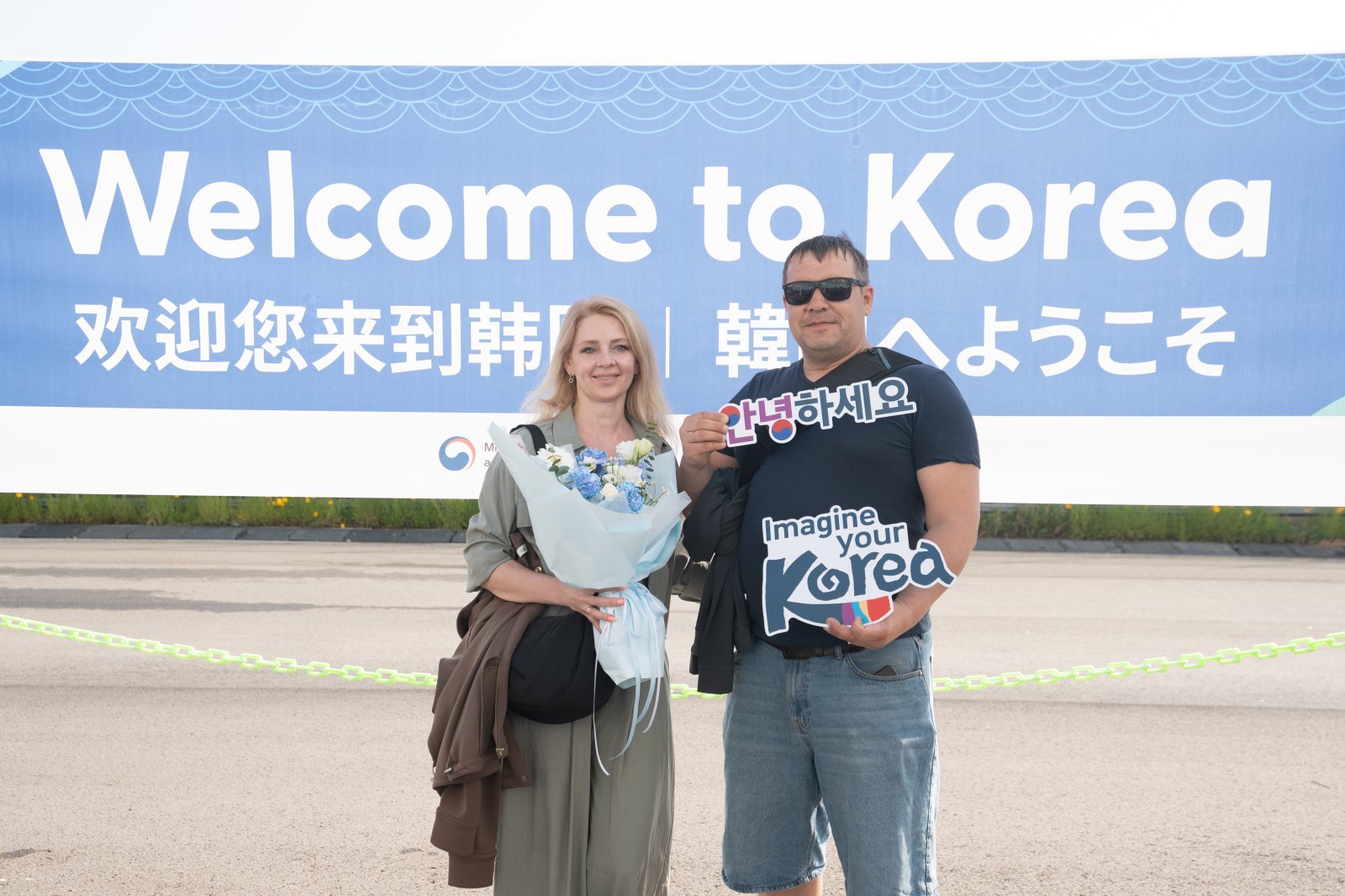 첫 기항자 환영 꽃다발 전달 및 기념촬영