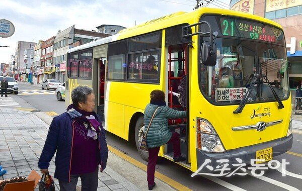 장성군은 일부 차량에만 운영되던 무료 와이파이 시스템을 전체 농촌버스로 확대 구축해 이달부터 총 33대에서 서비스를 제공하고 있다고 밝혔다. 사진제공=장성군