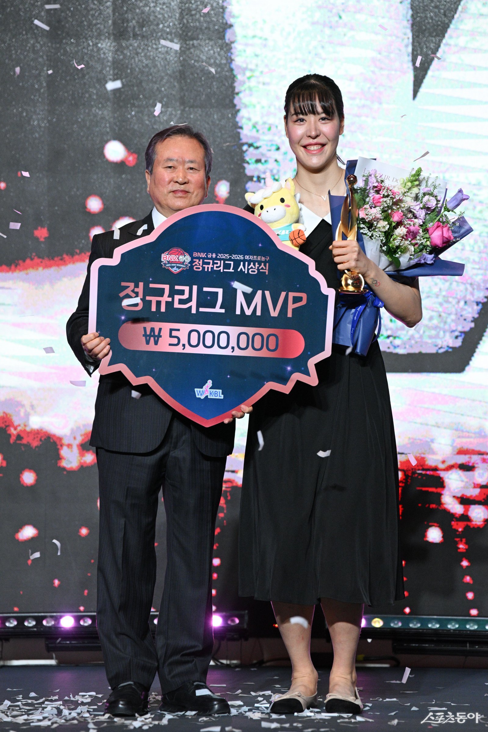 FA 박지수(오른쪽)의 행선지가 14일 결정될 것으로 보인다. 2025~2026시즌 정규리그 시상식서 MVP 트로피를 받고 신상훈 WKBL 총재와 기념촬영하는 박지수. 사진제공|WKBL