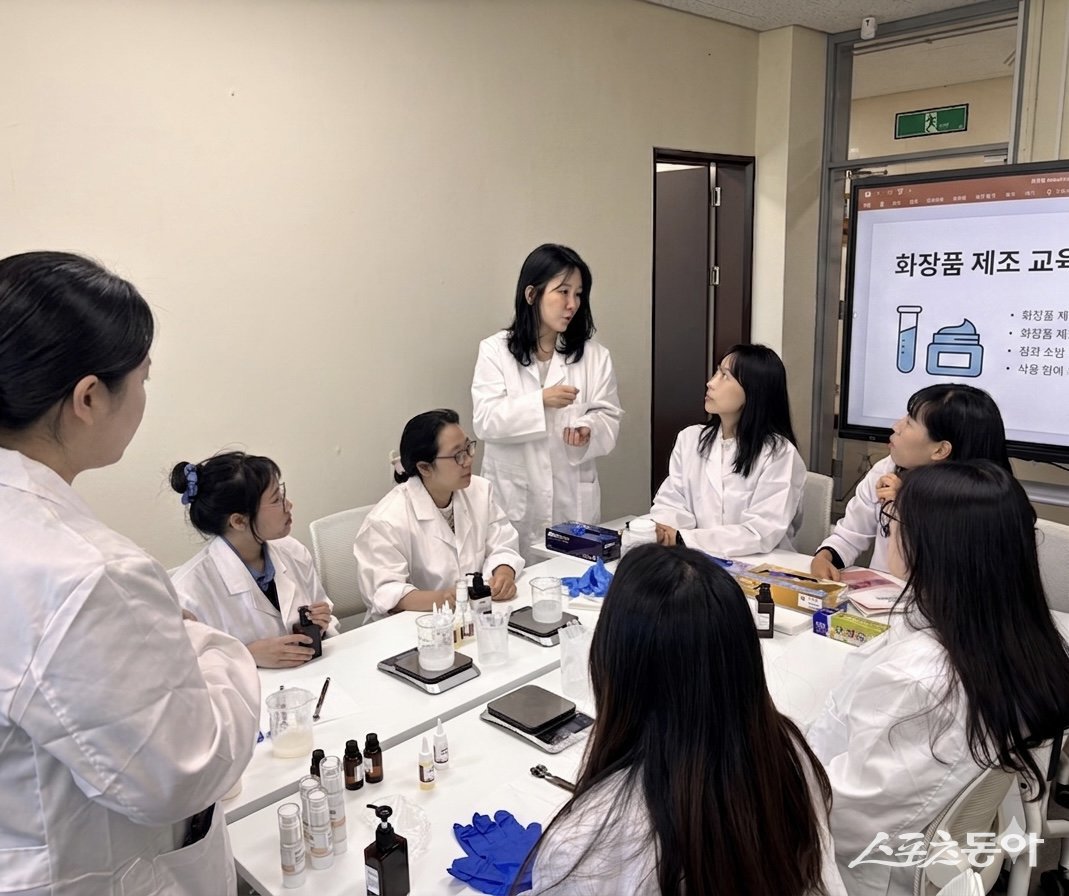 국립순천대학교는 지난 8일부터 9일까지 양일 간 베트남 하노이 소재 Vin University의 Dr. Nguyen Thi Minh Nguyet를 초청해 지역사회 자원을 활용한 K-뷰티 코스메틱 산업 활성화 및 글로벌 인재 양성 제조 교육프로그램을 운영했다. 사진제공=국립순천대