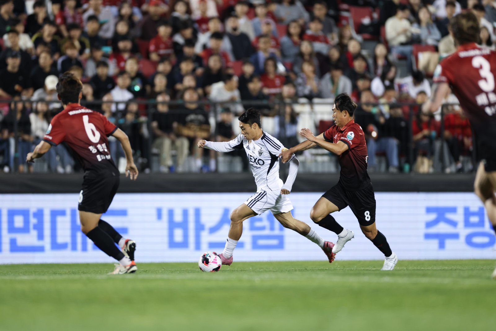 전북 이동준(가운데)과 부천 윤빛가람이 13일 부천서 열린 K리그1 경기에서 볼다툼을 하고 있다. 사진제공|한국프로축구연맹