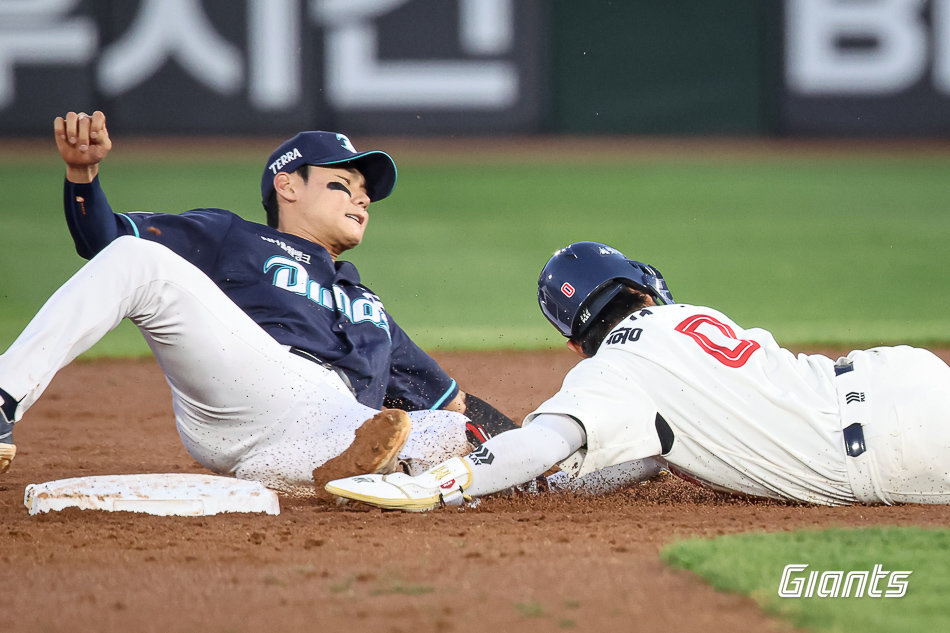 롯데 황성빈이 13일 사직구장서 열린 NC전서 도루를 시도하고 있다. 사진제공｜롯데 자이언츠