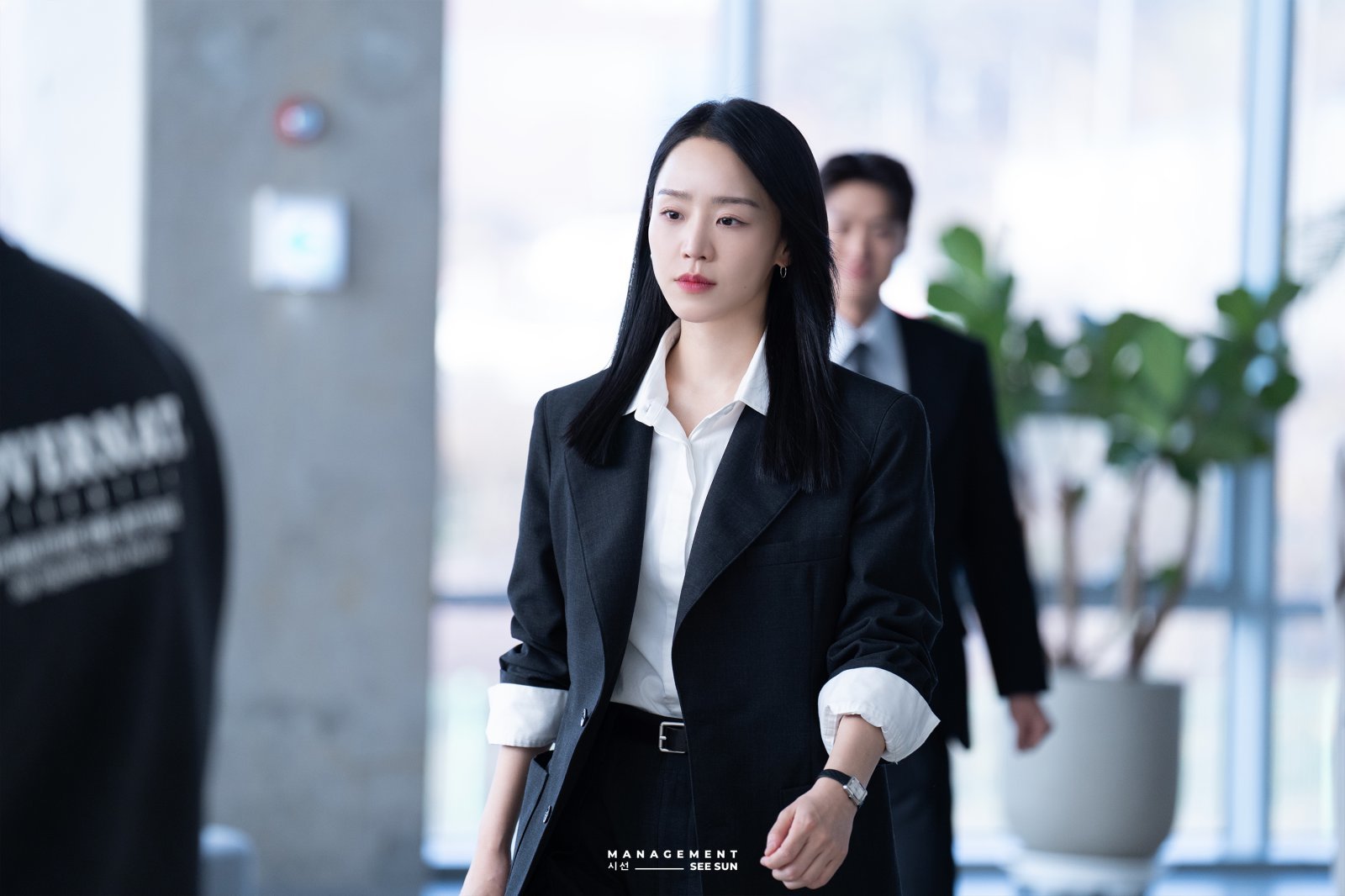 드라마에서 감사실장 캐릭터를 연기하는 신혜선이 절제된 수트 스타일링으로 세련된 오피스룩을 선보이고 있다. 사진제공 | 매니지먼트 시선