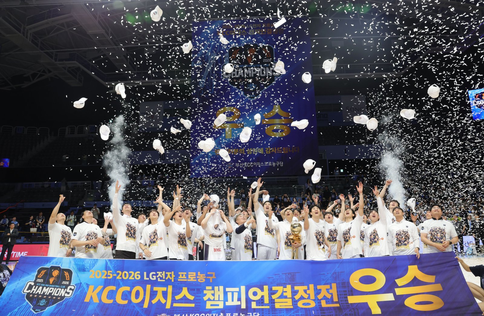 KCC 선수단이 13일 고양서 열린 소노와 챔피언 결정전 5차전서 우승을 확정한 뒤 세리머니를 하고 있다. 고양|뉴시스