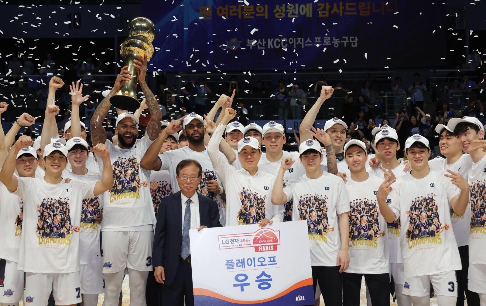 KCC 선수단이 13일 고양서 열린 소노와 챔피언 결정전 5차전서 우승을 확정한 뒤 세리머니를 하고 있다. 고양|뉴시스