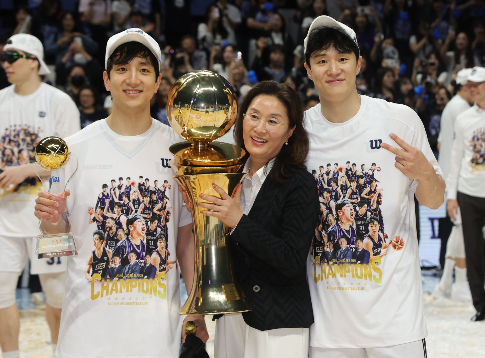 KCC 허훈(왼쪽)이 13일 고양에서 열린 소노와 챔피언 결정전 5차전서 우승을 확정한 뒤 어머니(가운데), 허웅과 함께 세리머니를 하고 있다. 고양|뉴시스