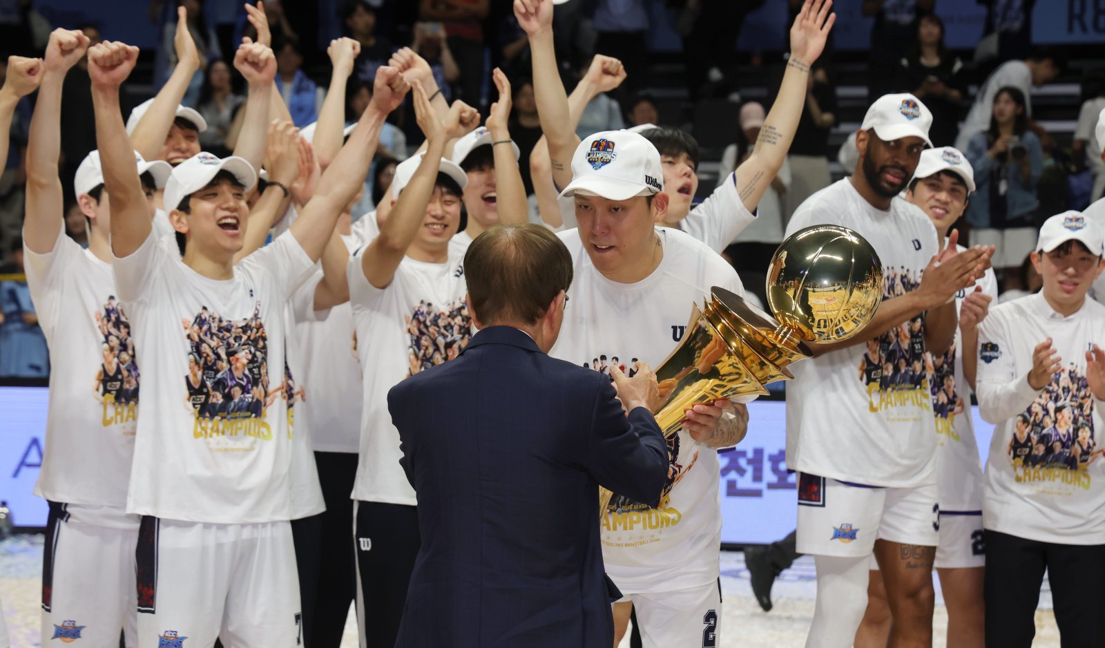 KCC 최준용이 13일 고양 소노와 챔피언 결정전 5차전서 우승을 차지한 뒤 이수광 KBL 총재에게 우승 트로피를 받고 있다. 고양｜뉴시스