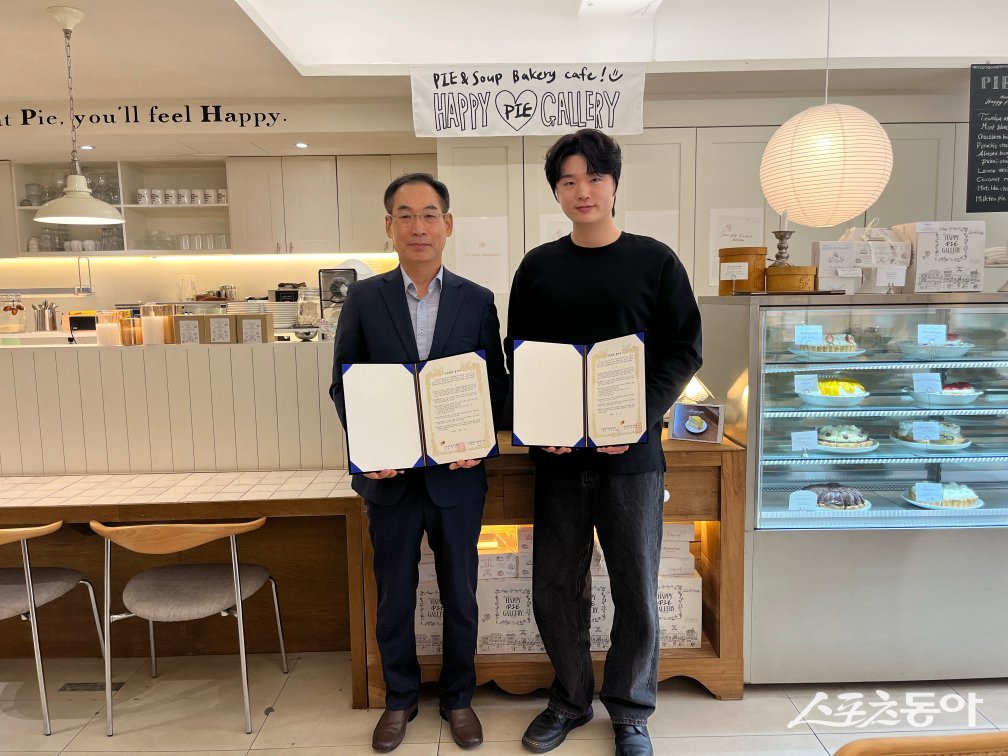 부산진구가 추진하는 ‘2026년 통합 청년상권운영단’ 구성원인 전포사잇길 상인회와 부산마케팅고등학교가 지난 7일 산학협력 협약을 체결 후 기념촬영을 하고 있다. (사진제공=부산진구)