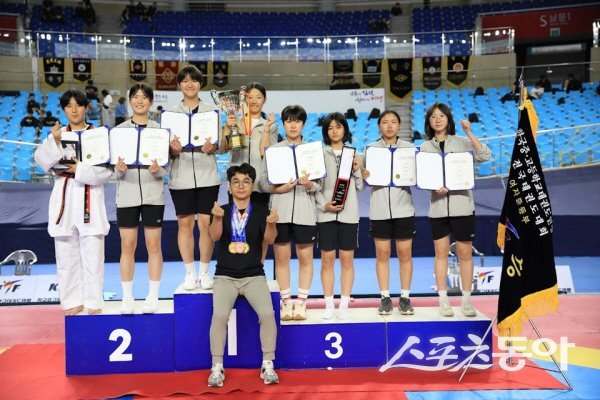 풍각중학교가 제53회 한국중고등학교태권도연맹회장기 전국태권도대회에서 종합우승을 차지했다. 사진제공 ㅣ 청도교육청