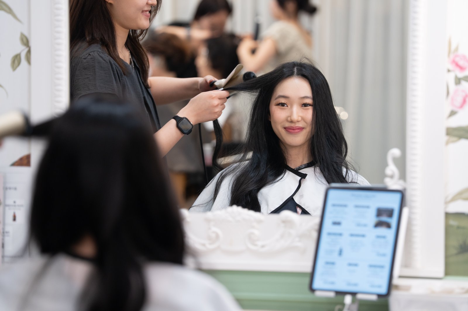 브리애나 자오씨가 K-헤어살롱을 찾아 한국식 스타일링을 경험하고 있다. 사진제공 |한국관광공사