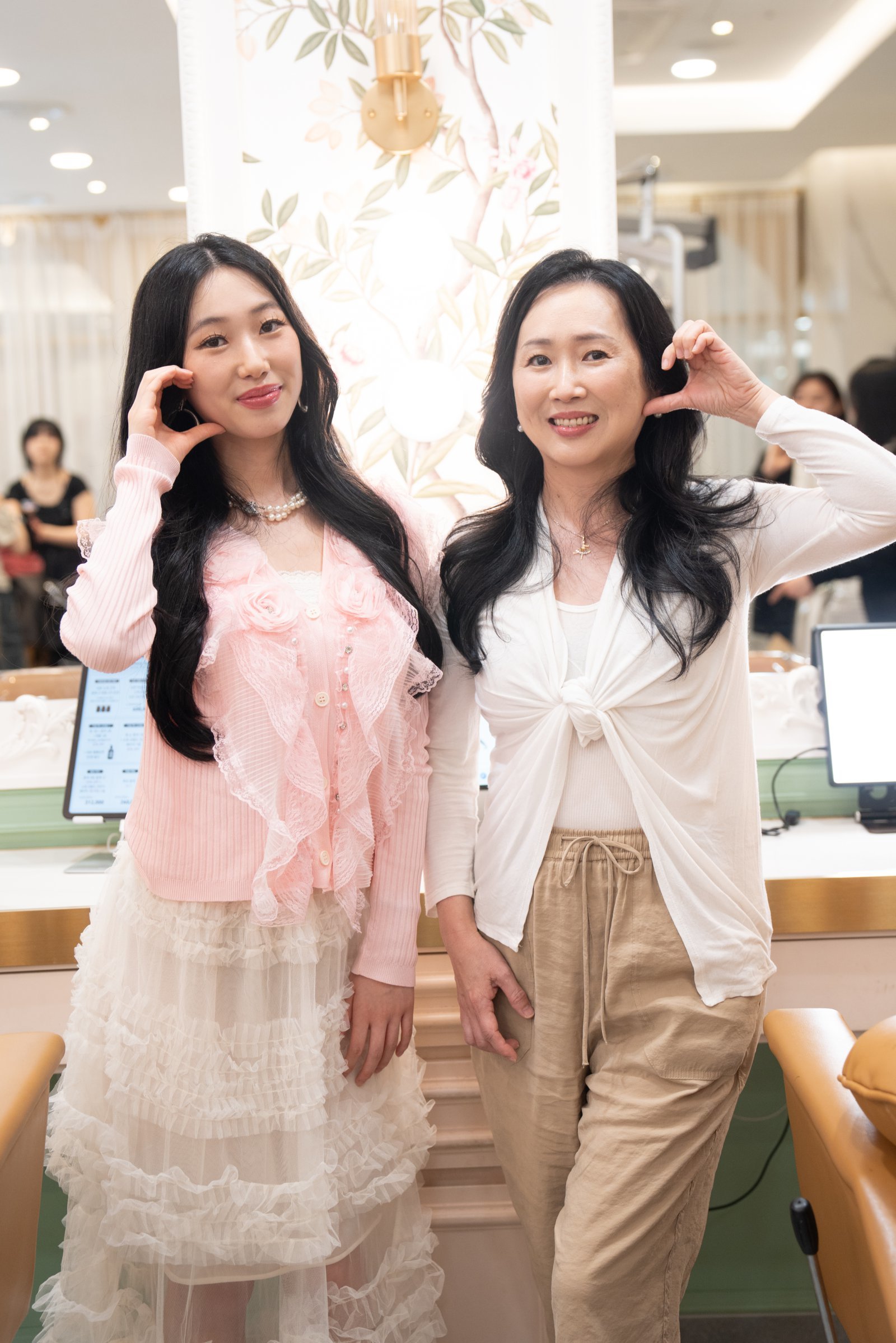 헤어와 메이크업을 마친 브리애나(왼쪽)씨와 에바씨 모녀가 화사해진 모습으로 포즈를 취하고 있다. 사진제공 |한국관광공사