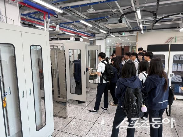 포항테크노파크가 지난 13일 인천포스코고등학교 학생들을 대상으로 ‘현장 진로체험학습’을 진행하고 있는 모습. 사진제공ㅣ포항테크노파크