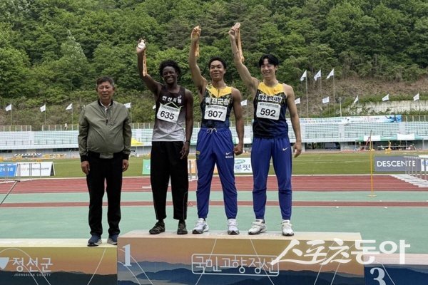 예천군청 나마디 조엘진 선수가 ‘제80회 전국육상경기선수권대회’서 우승컵을 들어올렸다. 사진제공 ㅣ 예천군