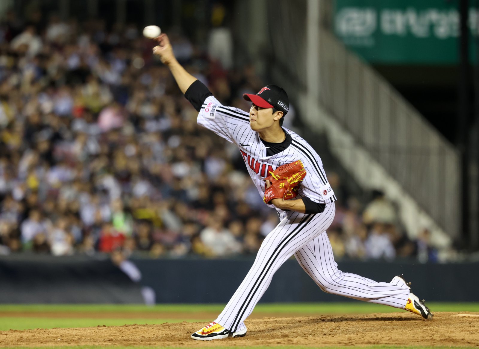 LG는 16일 인천 SSG전에 선발등판할 예정이던 라클란 웰스가 엔트리에서 제외돼 김윤식, 이정용(사진)을 이날 동시에 투입할 예정이다. 뉴시스