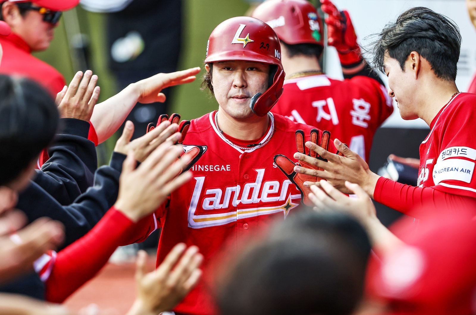 힘 대결 종결한 통산 홈런왕 최정…SSG, 장타 앞세워 보름 만의 위닝시리즈 [SD 수원 스타]
