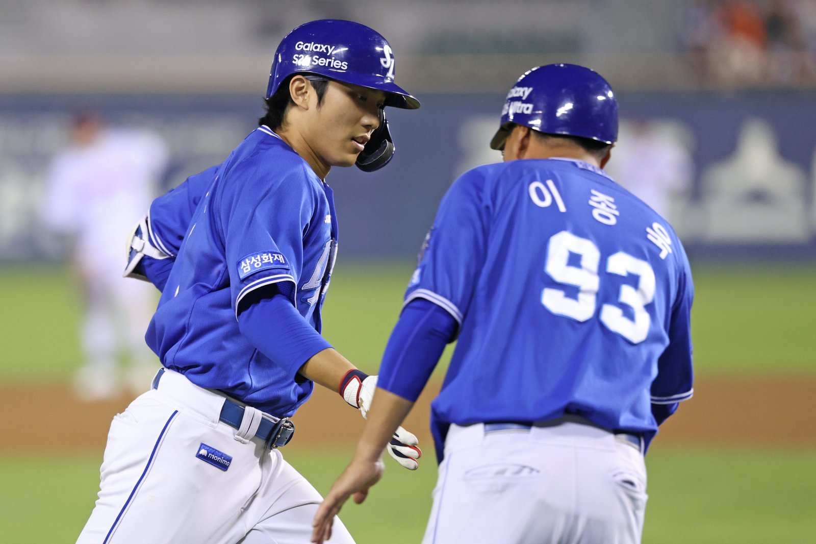 삼성 이재현(왼쪽)이 14일 잠실 LG전 7회초 솔로홈런을 쳐내낸 뒤 이종욱 코치와 하이파이브를 하고 있다. 사진제공｜삼성 라이온즈