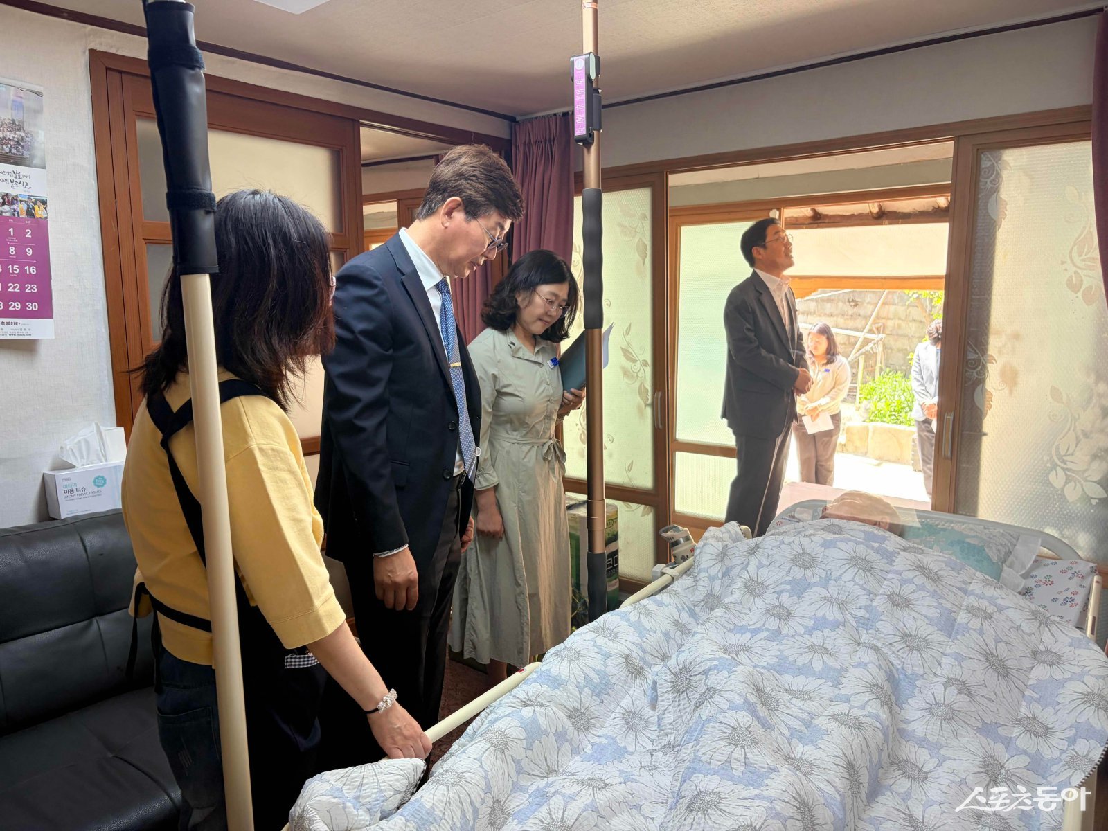 영광군은 오는 20일까지 ‘옥당골 한가족 결연사업’을 운영하며 지역 내 기초생활수급자와 홀몸어르신 등 1053세대를 대상으로 공직자 및 기관·사회단체장과의 1대1 결연 활동을 진행한다. 사진제공=영광군