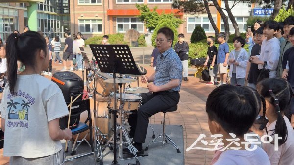 최창성 청도초 교장이 드럼을 치면서 학생들과 함께 음악으로 소통하고 있다. 사진제공 ㅣ 청도교육지원청