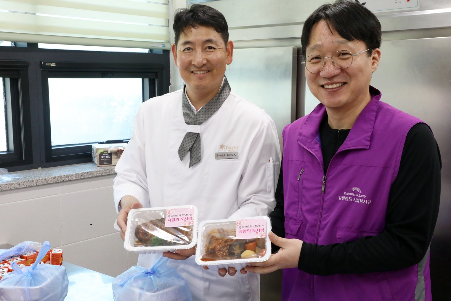 사랑의 도시락을 위해 재능기부를 한 강원랜드 직원들.              사진제공 강원랜드