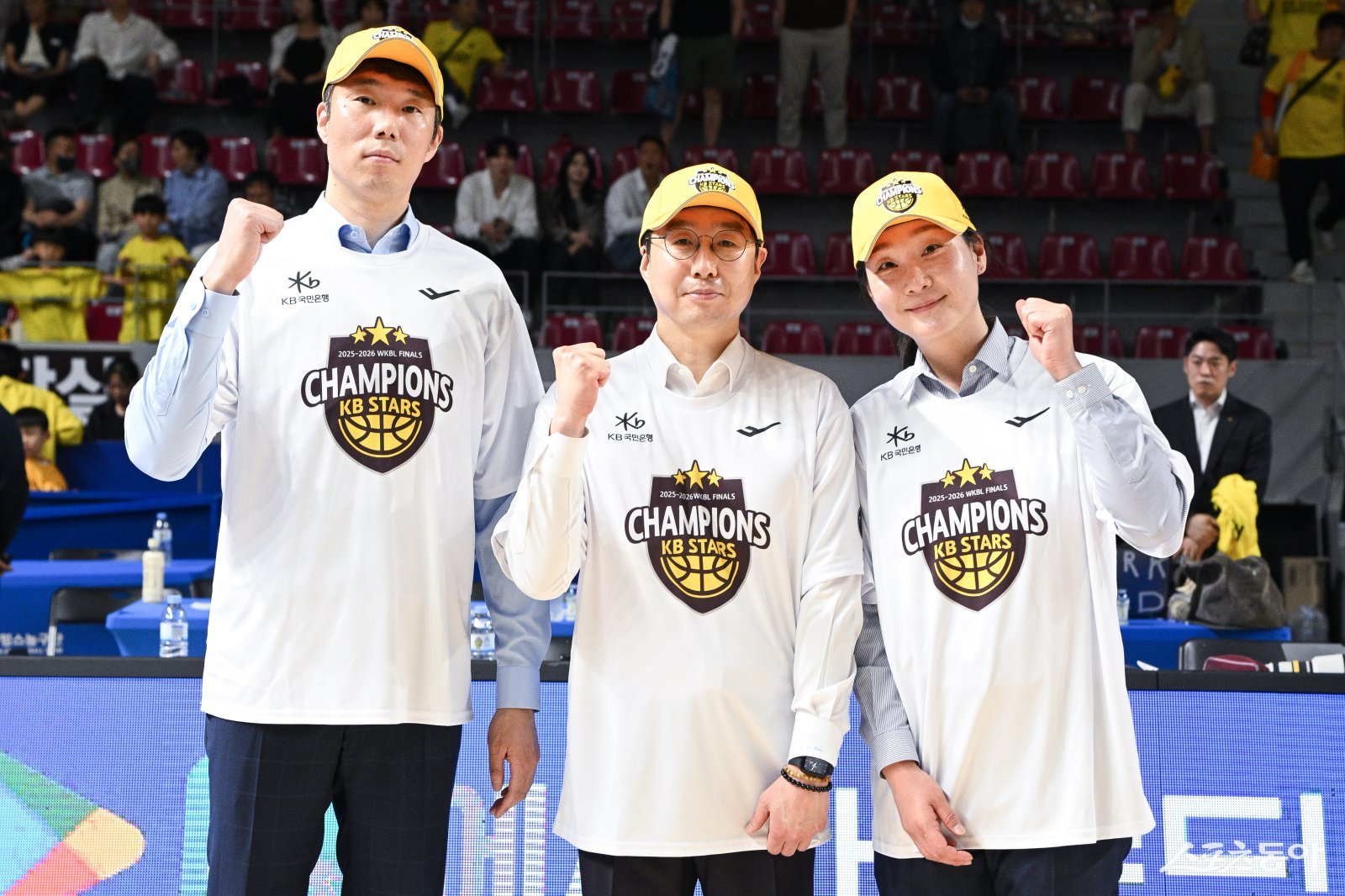 김완수 KB스타즈 감독(가운데)이 지난달 26일 용인체육관서 열린 챔피언 결정전 3차전서 삼성생명을 꺾고 우승을 차지한 뒤 오정현 수석코치(왼쪽), 정미란 코치와 기념 촬영하고 있다. 사진제공｜WKBL