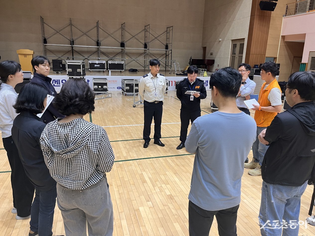 소록도병원 개원 110주년 기념행사 앞두고 고흥군을 비롯한 유관기관 관계자와 민간 전문가들이 행사장 안전점검에 앞서 사전회의를 하고 있다. 사진제공=고흥군