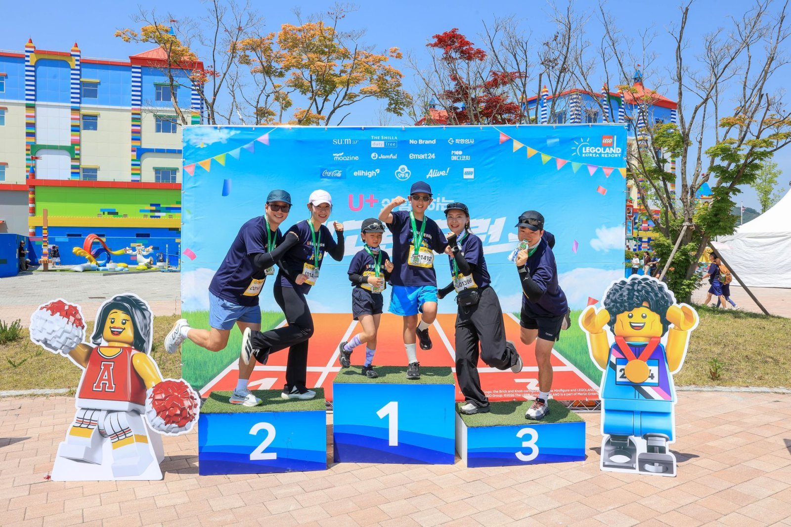 우리 가족 다 같이 완주! 메달을 목에 걸고 환하게 웃는 가족들!