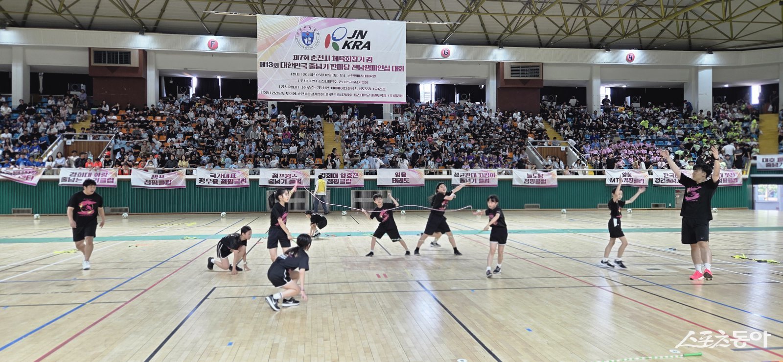 ‘제7회 순천시체육회장기 겸 제13회 대한민국줄넘기한마당 전남챔피언십 대회’에 참가한 선수들이  고난도 기량을 펼치고 있다. 사진=박기현 기자