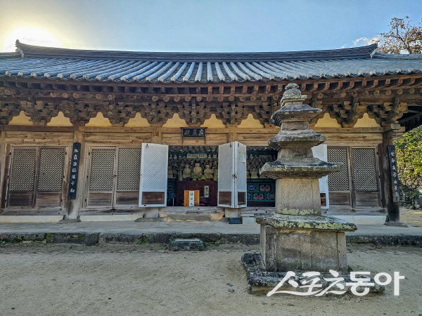 기림사 응진전이 경상북도 유형문화유산에서 국가지정문화유산 보물로 승격 지정 예고됐다. 사진제공 ㅣ 경주시