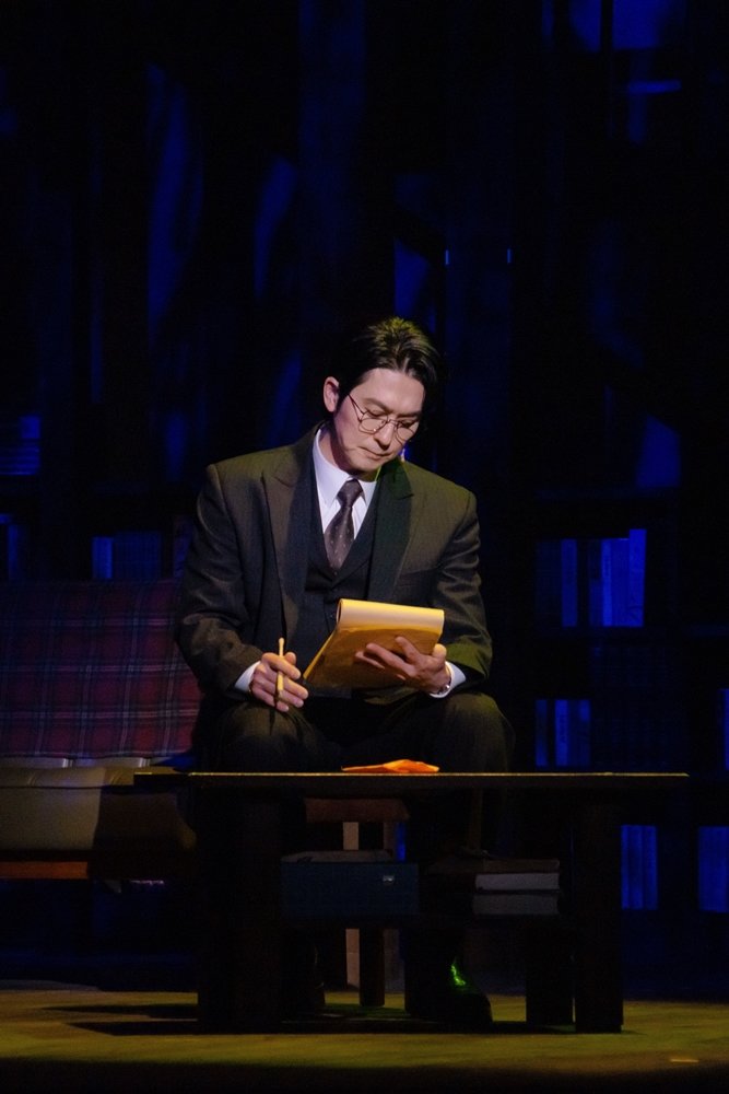 ‘김해진’ 역의 강필석. 그는 정체를 알 수 없는 여인 히카루와 편지를 주고 받으며 치명적인 사랑에 빠진다. 김해진은 ‘봄·봄’, ‘동백꽃’을 쓴 소설가 김유정에서 모티브를 가져온 캐릭터로 알려져 있다.        사진제공 ｜라이브